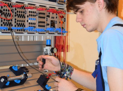 Lehrling Michael Grundböck beim Lehrlingswettbewerb an der Pneumatik-Schalttafel.